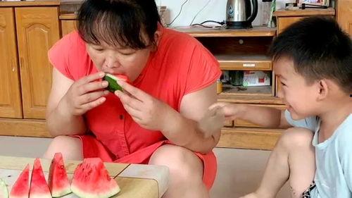 妈妈不给吃瓜,背后的故事令人深思